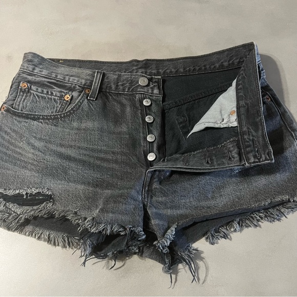 LEVI’S 501 Cut-Off Jean Short in Slashed Black - Picture 3 of 5